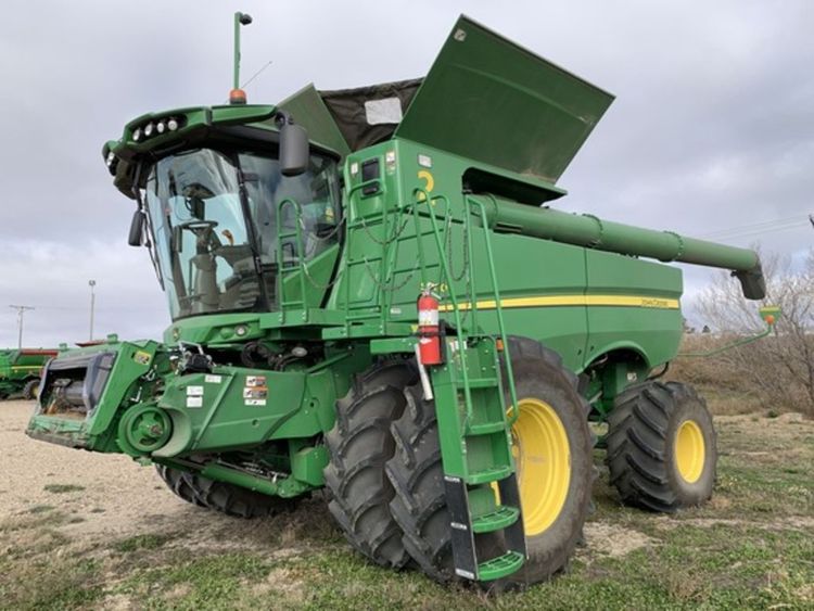 John Deere S780 Combine