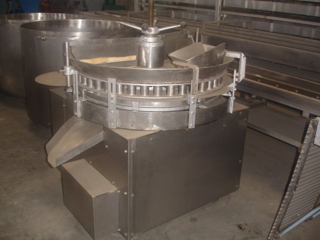 Volumetric filling machine for solids