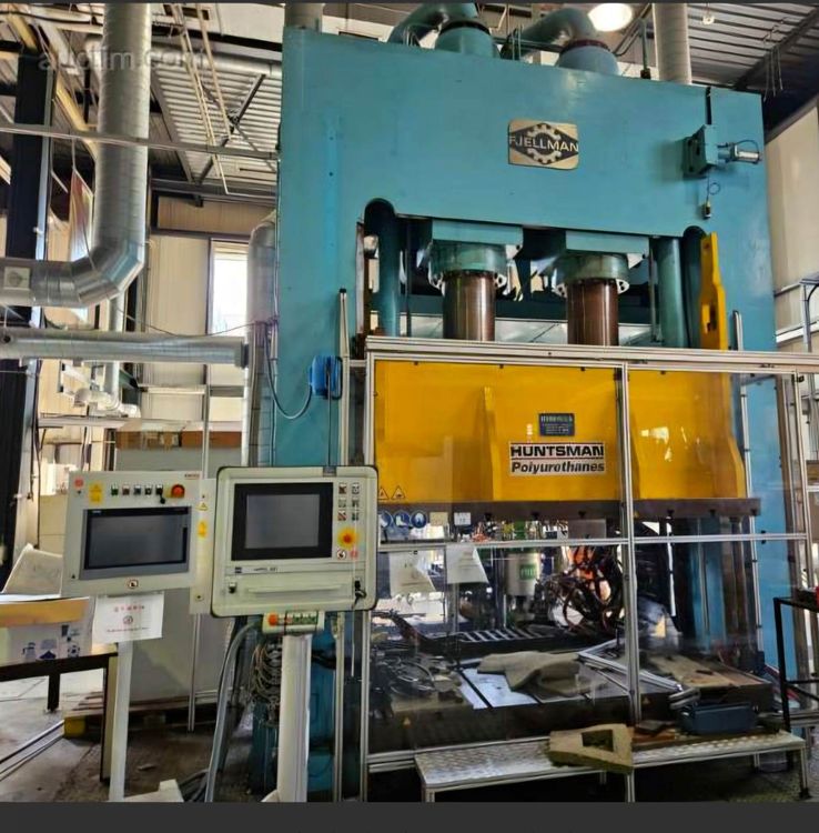 700 tons Hydraulic press for composites or polyurethanes processing.