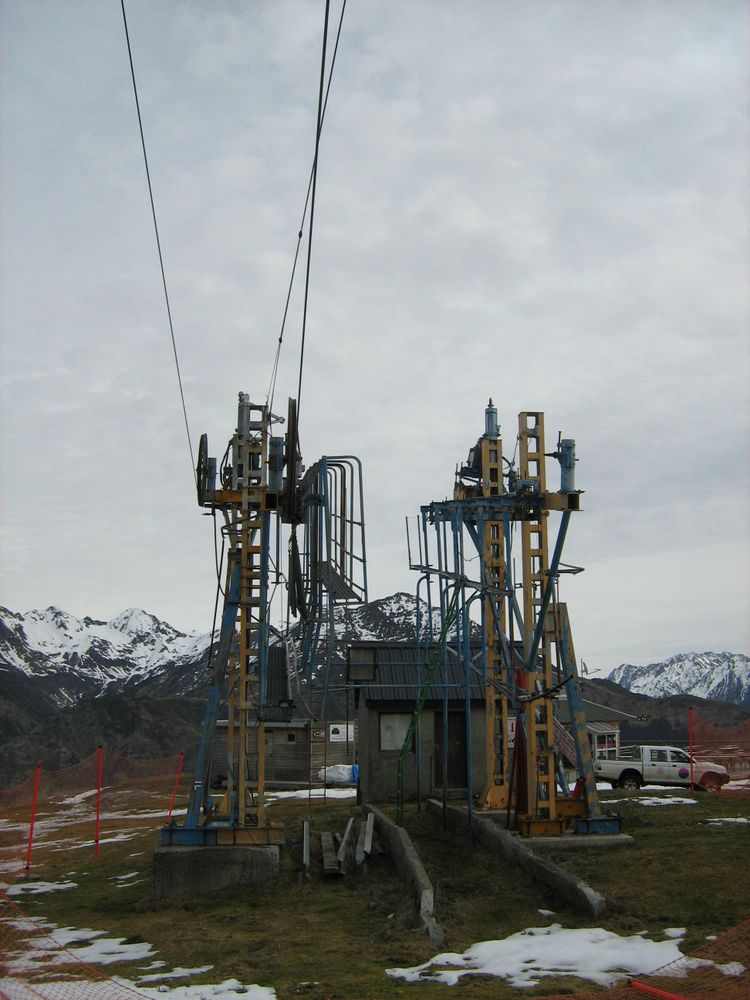 Poma H210 detachable grip ski lift