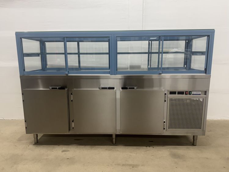 Refrigerated counter with refrigerated cabinets #