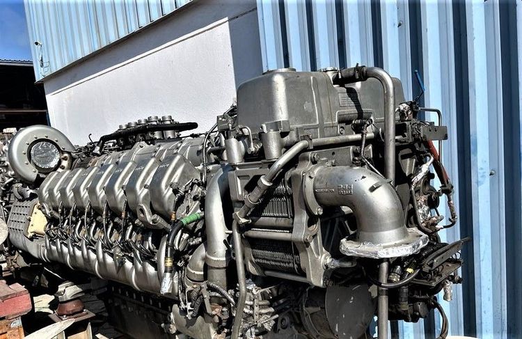 2 MTU 16V4000M70 Marine Engines