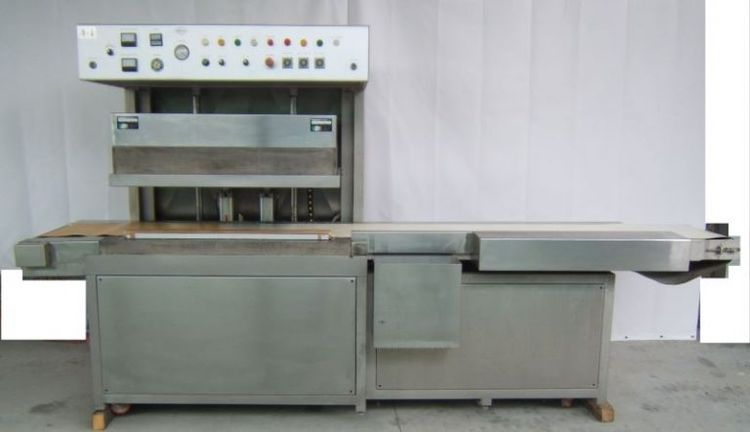 Vacuum packaging machine