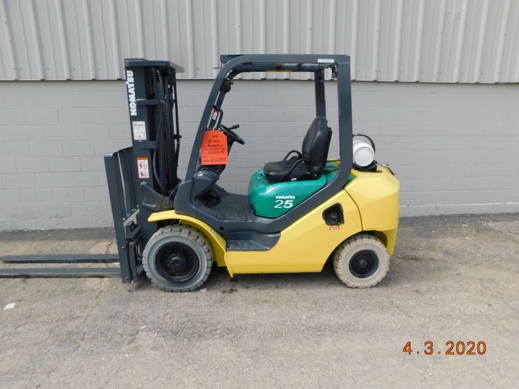 Komatsu FG25ST-16 5000 LB