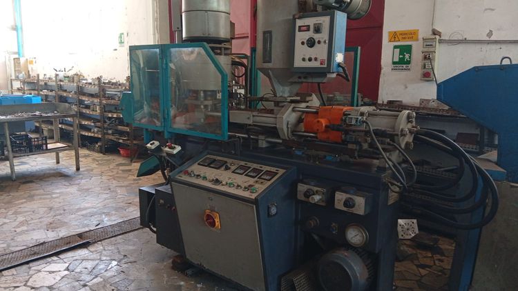 Presma 2-station rotary press with rotary table for molding thermoplastics