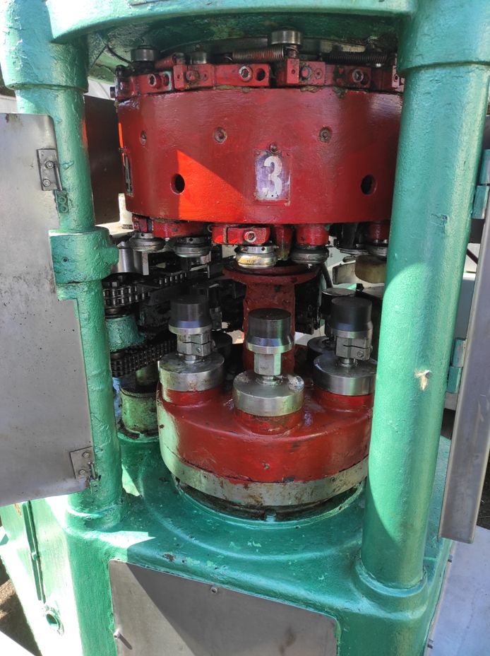 Comaco AGM 6 SEAMER WITH NONMOTORIZED PLATE AND 24 VALVE VACUUM