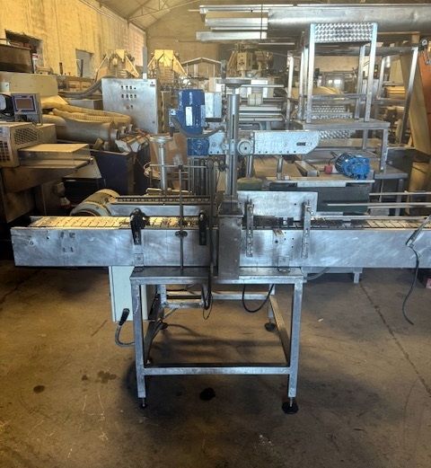 SELF-ADHESIVE LABELLING MACHINE WITH CODER