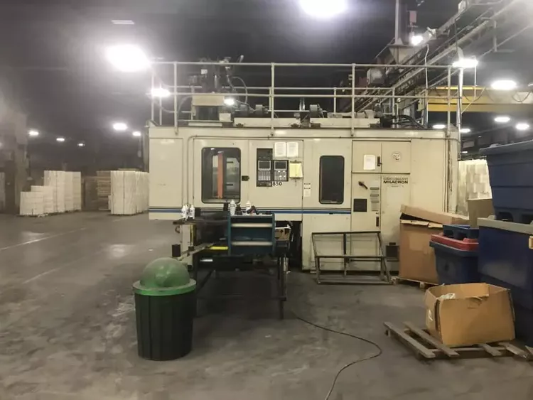 Cincinnati Milacron E-90 Blow Molder
