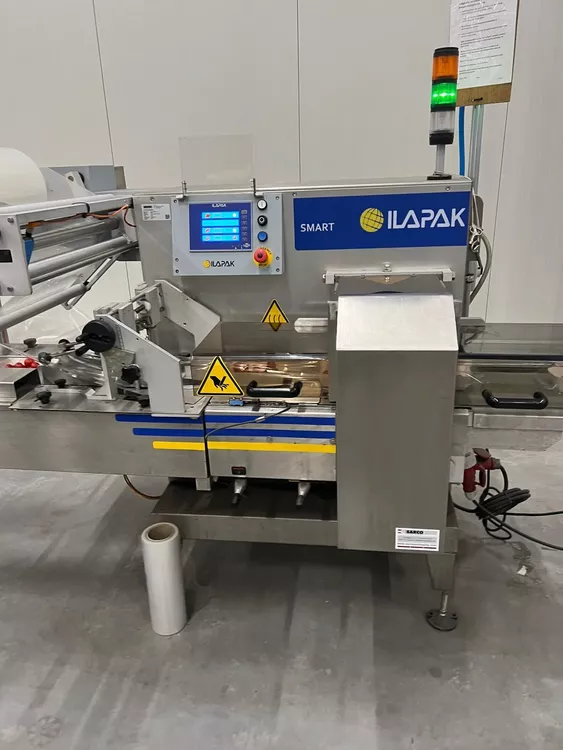 Ilapak Smart  Flow pack machine for trays with inliner