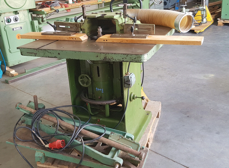 Milling machine with incline and trolley