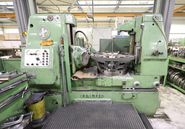 Pfauter P 900 Variable Gear Hobbing Machine - Vertical