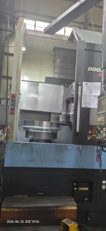 Doosan VT900   Swing diameter: 39.4 in