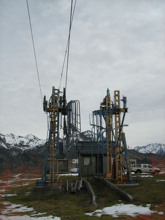 Poma H210 detachable grip ski lift