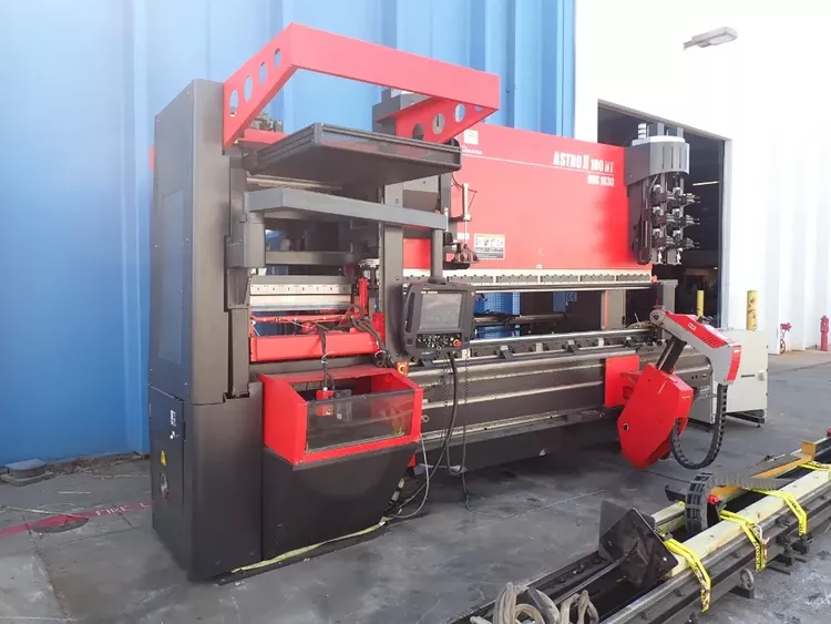 Amada HDS-1030NTR 100 tons