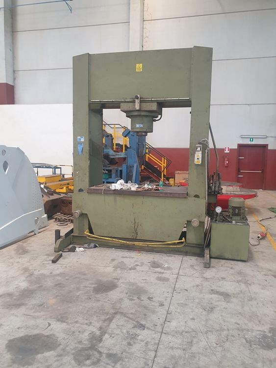 OMCN 280 RM 300 TON presses 300 TON