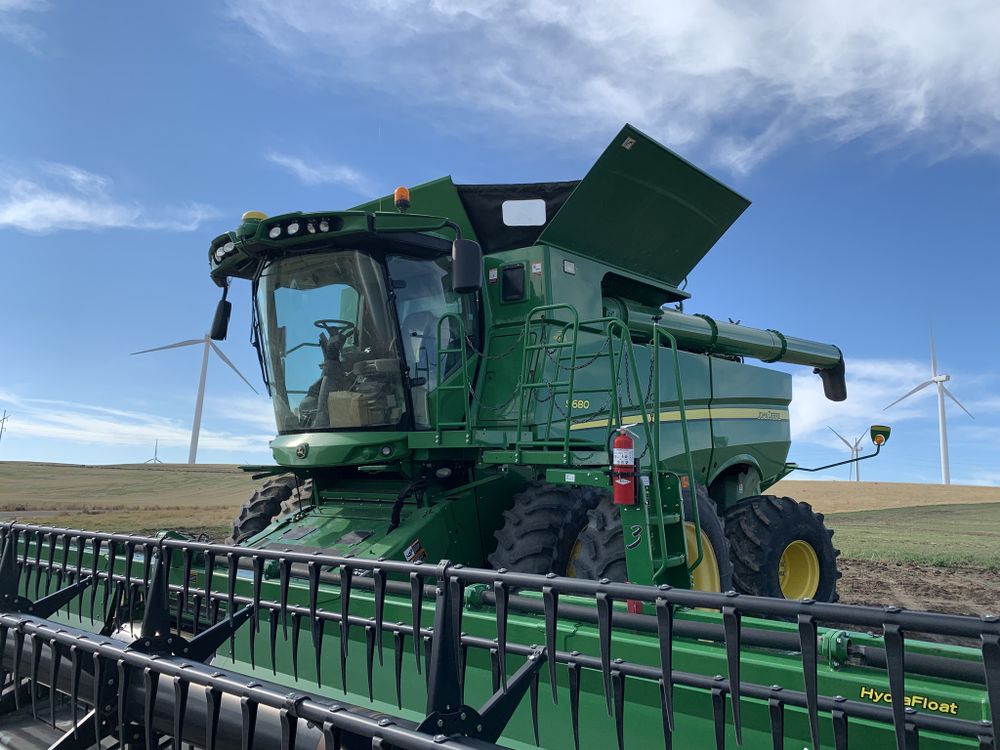John Deere S680 Combine