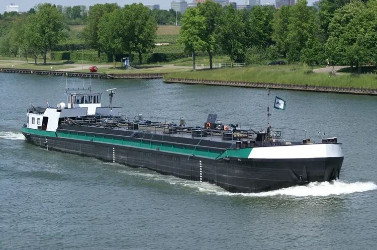 Double Hull Motor Tanker Cargo Capacity: 985.624 tons