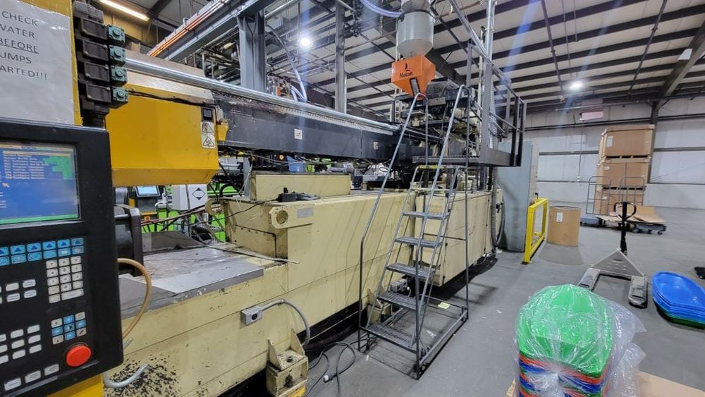 Husky G Series Injection Molding Machine 826 T