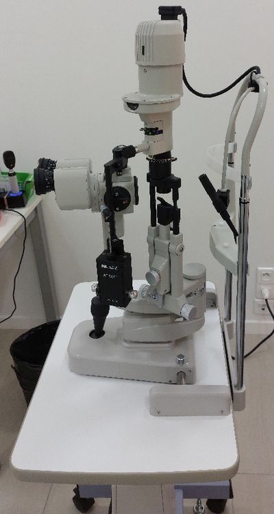 Topcon SL-D301 slit lamp on electric table
