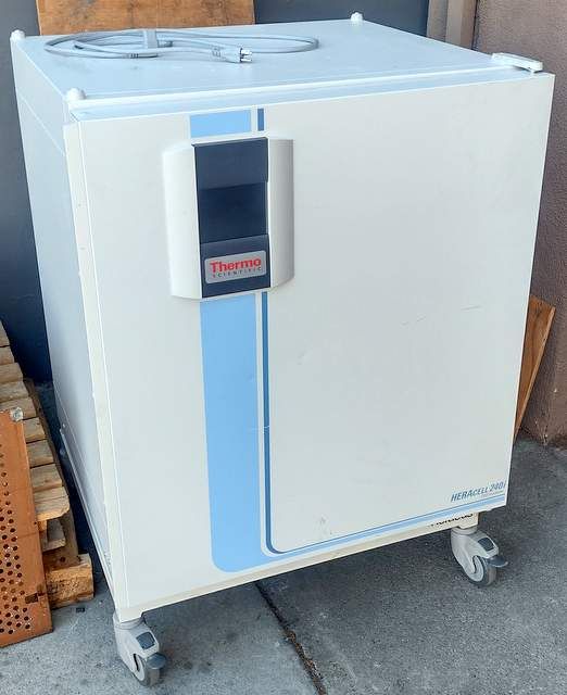 Thermo HERAcell 240i Air-Jacketed CO2 Incubator