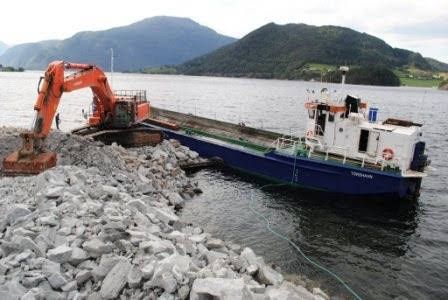 Self-propelled Split Hopper Barge