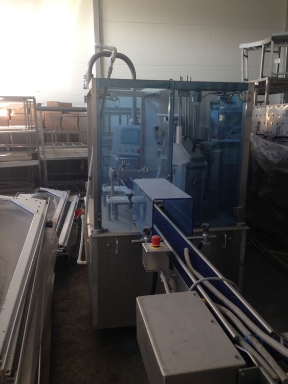 Machine for filling plastic containers