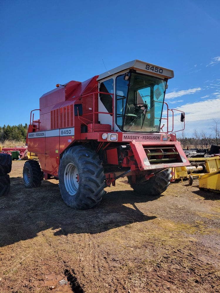 Massey Ferguson 8450 Combine 