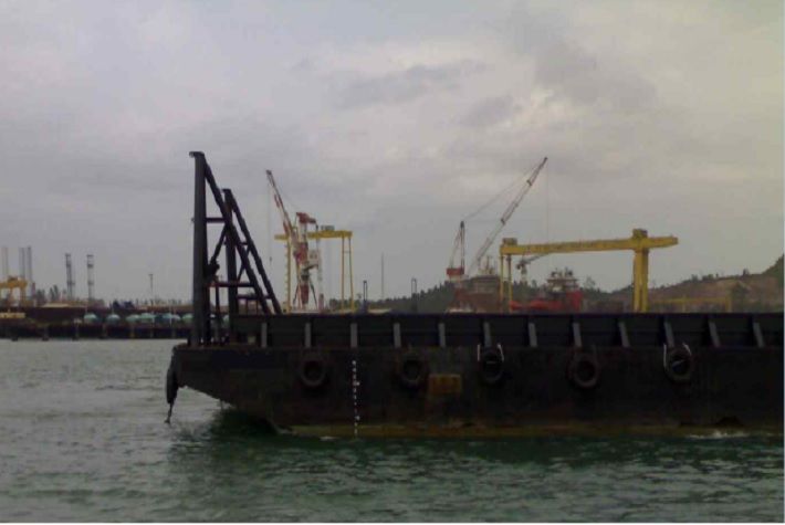 Flattop barge with sidewalls