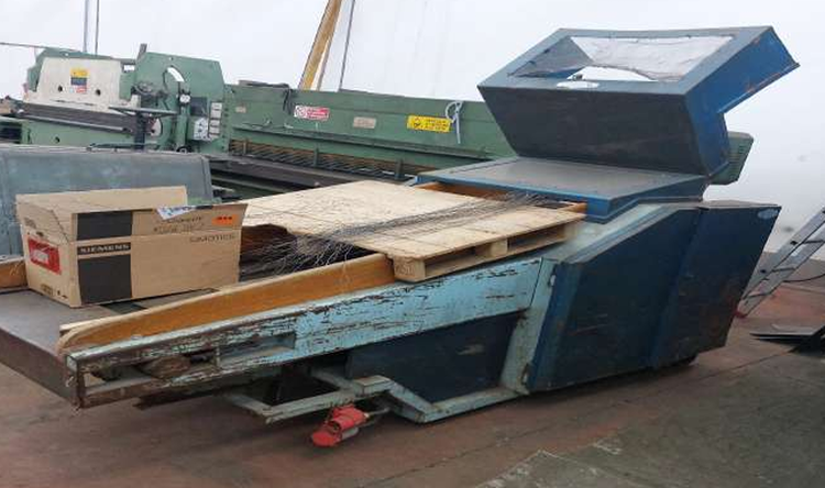 Puggelli guillotine cutter