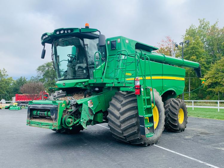John Deere S680 Combine