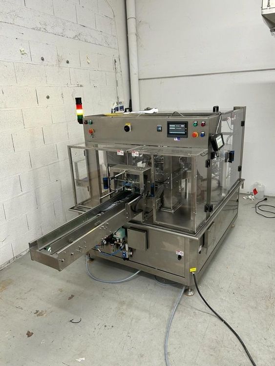 Rotary bagging machine for doypack bags