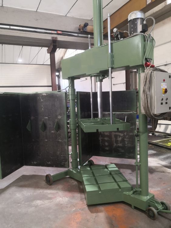 Gualchierani out level baling press