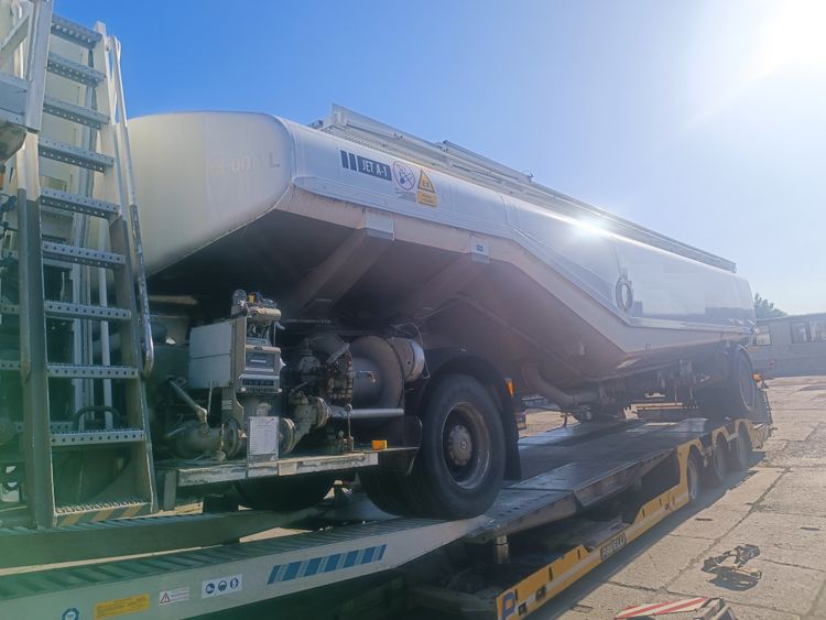 Hunert Mercedes Benz 2024/51 Aircraft refueler Hunert 38.000l, lift deck