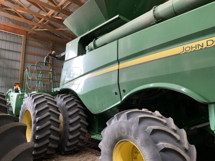 John Deere S680 Combine