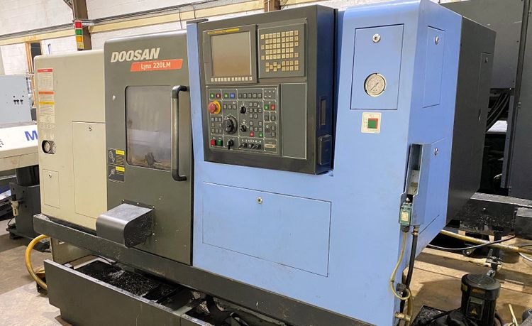 Doosan Fanuc Oitc With Manual Iguide 6000 Rpm Lynx 220lmb 3 Axis 