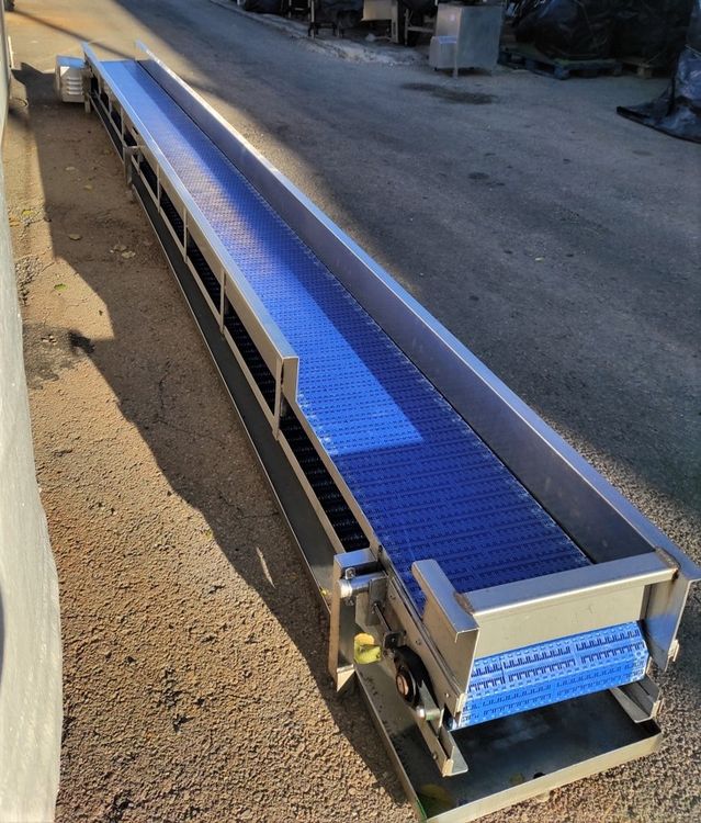 Conveyor belt wih drip tray