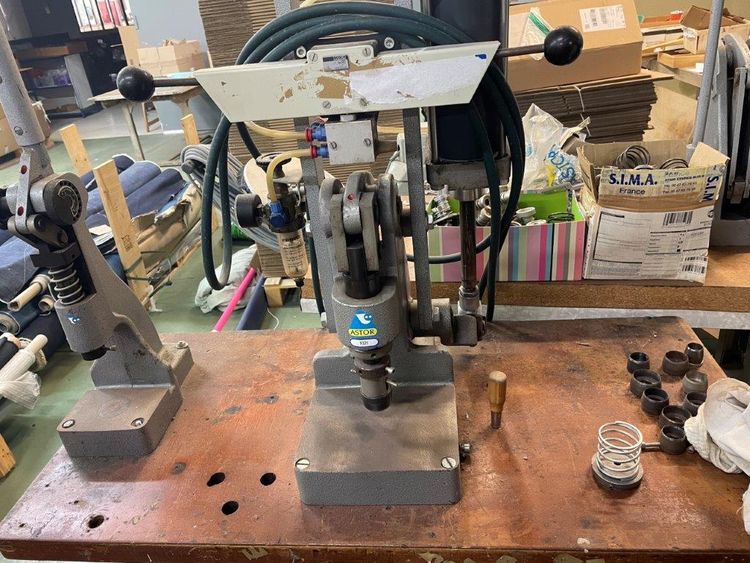 semi-automatic button-making machine