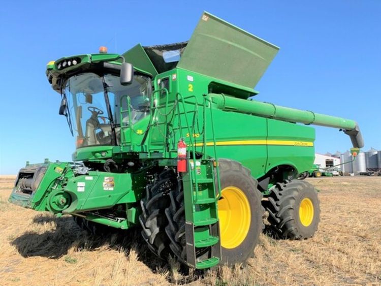 John Deere S790 Combine