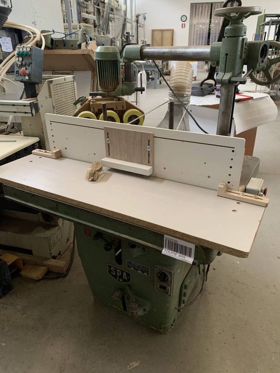 Spindle moulder with feed