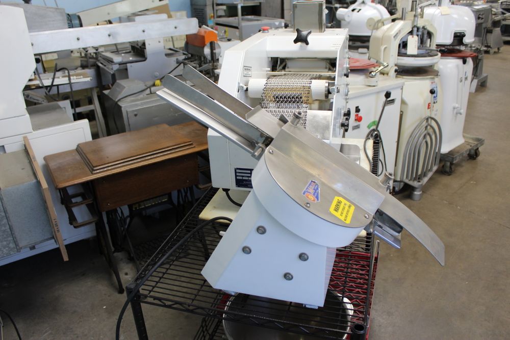 Moline 250 Bun Slicer