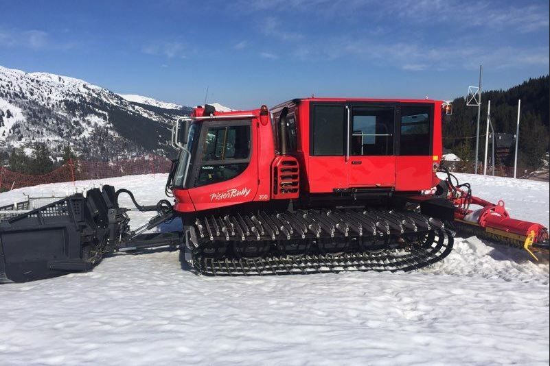 Pistenbully 300 snow groomer with 20person cabin