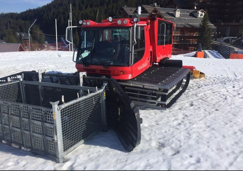 Pistenbully 300 snow groomer with 20person cabin