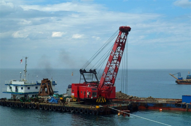 8 m3 Mitsubishi Clamshell Dredge With 25-tonne drop hammer Dredge