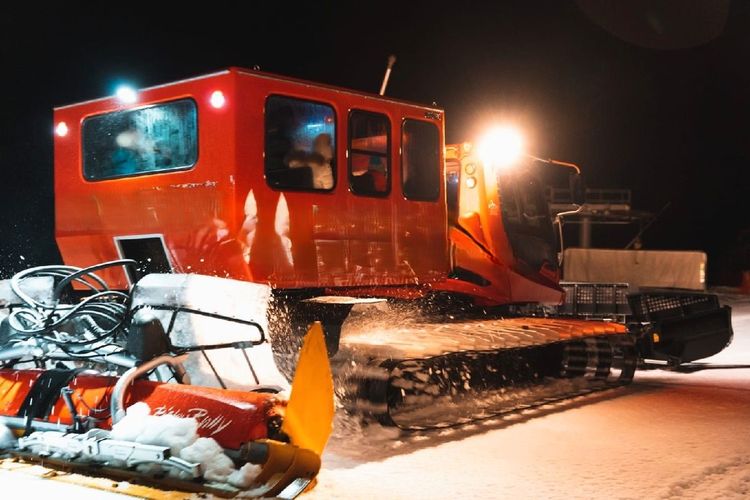 Passenger transport snow groomer with cabin for 12 people