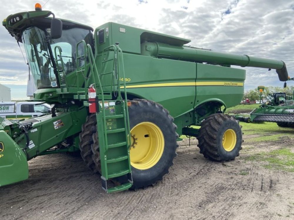 John Deere S680 Combine