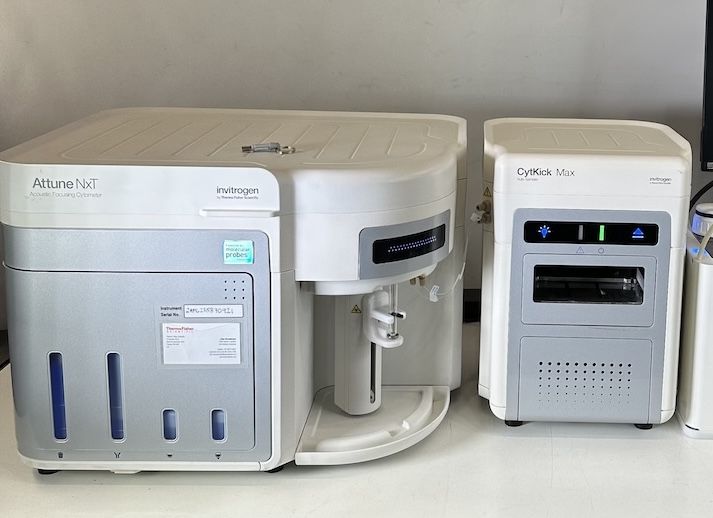 Thermo Fisher Attune NxT Flow Cytometer AFC2 + CytKick Max Autosampler 4x Laser 14x Colour 16x Detector Channels Flow Cytometer