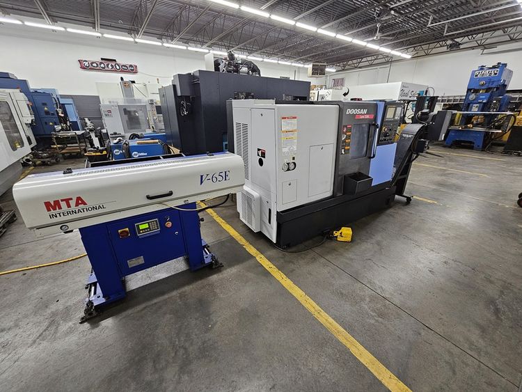 Doosan Fanuc Oi-TC CNC Control 4,000 RPM Lynx 220LC CNC Lathe 2 Axis