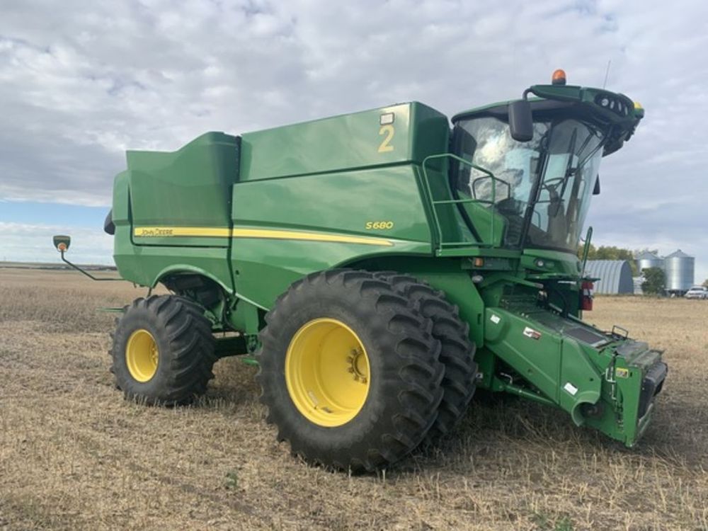 John Deere S680 Combine