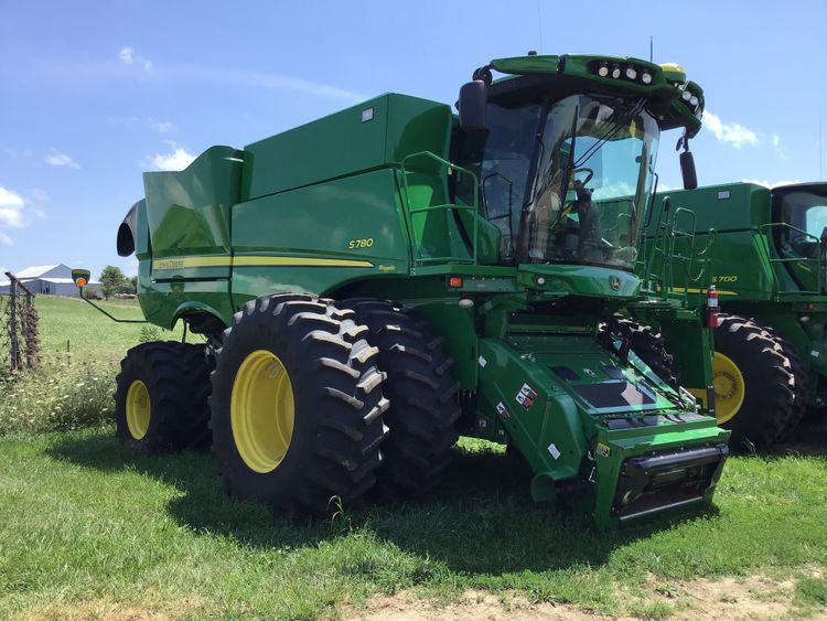 John Deere S780 Combine
