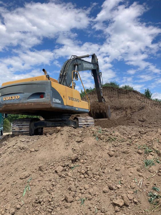 Volvo EC 240 BNLC Tracked Excavator